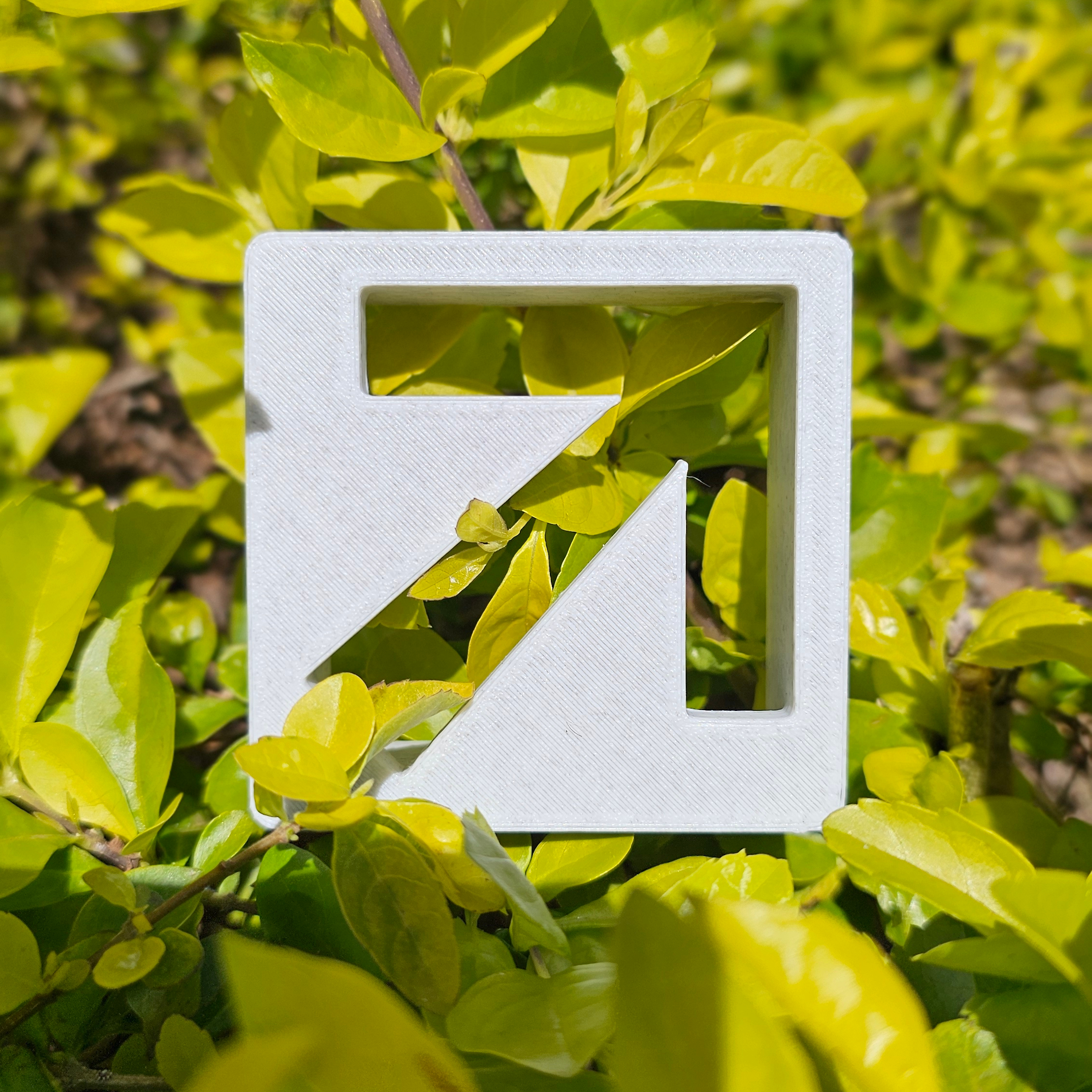 Caneca branca com logo UXBrasília