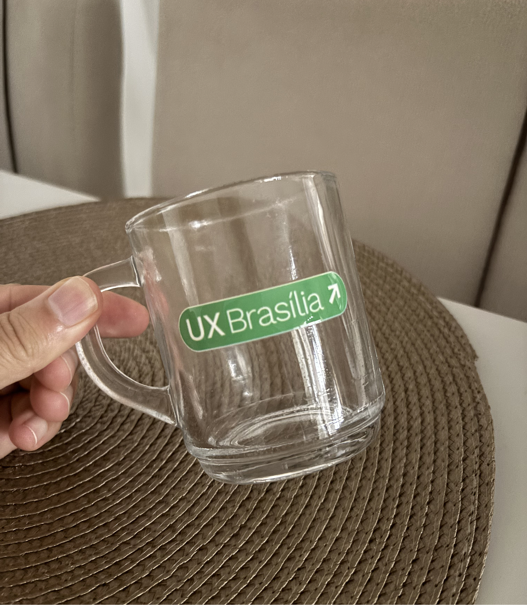 Caneca branca com logo UXBrasília